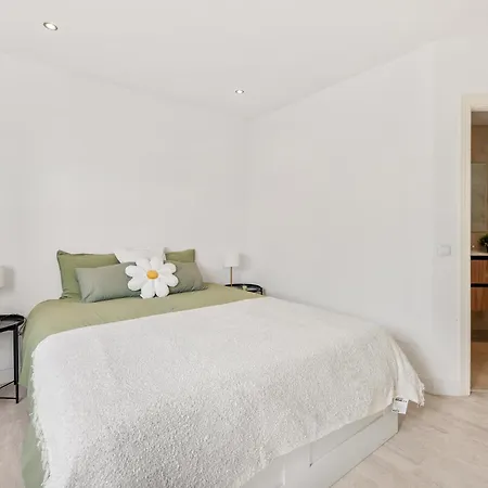 Lovely 1 Bdrm Unit W/ Pool In Puerto Banus Marbella